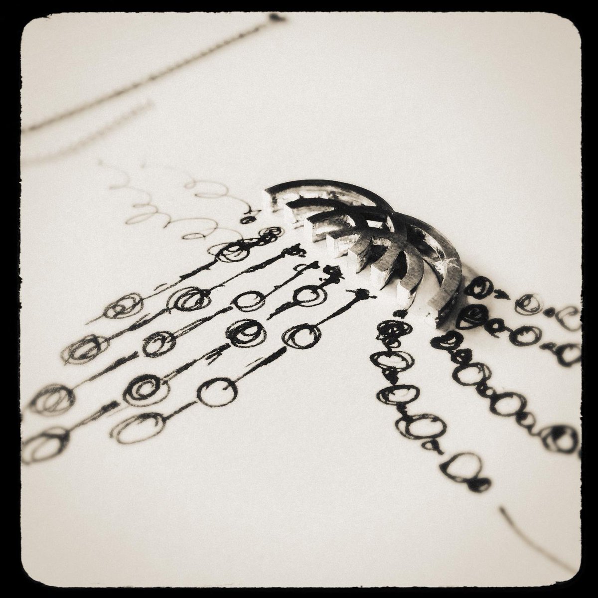 Electrodorn's tweet photo. #electronecklet #production #sketches http://t.co/iEbcOEjrHH