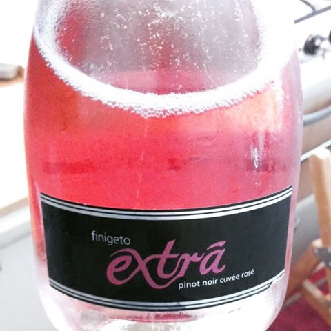 FinigetoWines's tweet photo. ...Ma con sto' caldino pre-estivo non ci starebbe bene una bella #bollicina di #PinotNero??? #finigeto #bubble http://t.co/uWJrB26MZd