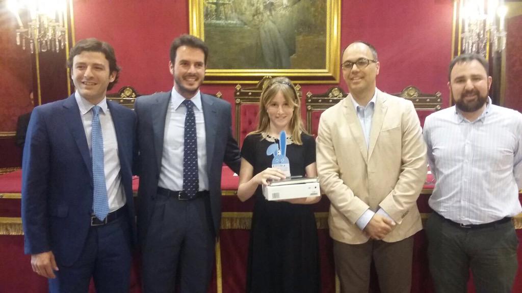 educatoried's tweet photo. @Comunicaomuere. Entrega premio ganador concurso El Conejo Azul. Cecilia Almendros Cenarro 11 años colegio Agustinos http://t.co/EkxHMJ9SnH