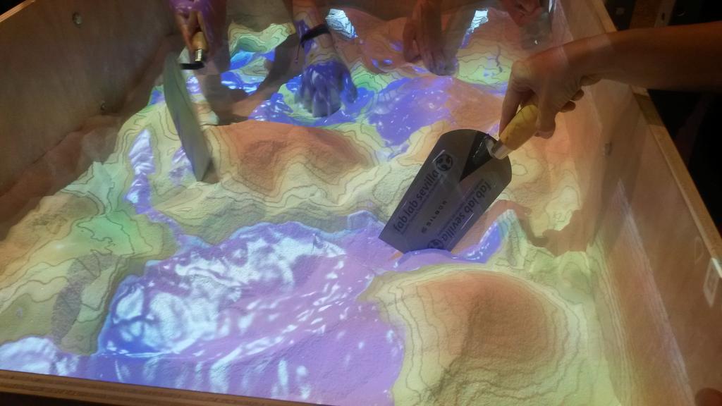 juanmadiaz's tweet photo. En @FeriaCiencia viendo #geographica en el #fablabsevilla de la Escuela de Arquitectura de la US. Una chulada! http://t.co/kDOjkyEGOI