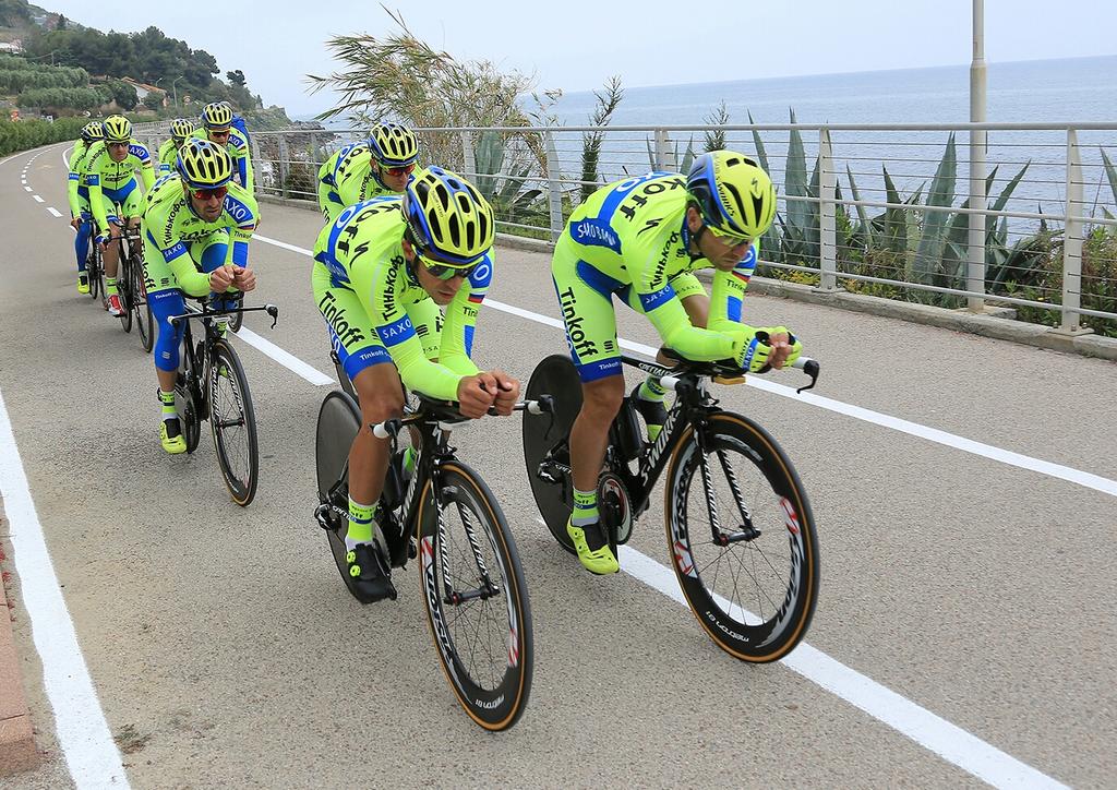 albertocontador's tweet photo. Calentando motores! Warming-up. @giroditalia #-2days #Sanremo http://t.co/YpA8R7mMtn