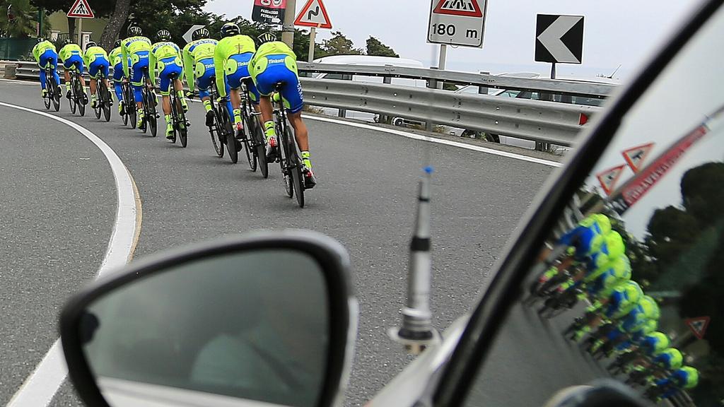 albertocontador's tweet photo. Calentando motores! Warming-up. @giroditalia #-2days #Sanremo http://t.co/YpA8R7mMtn
