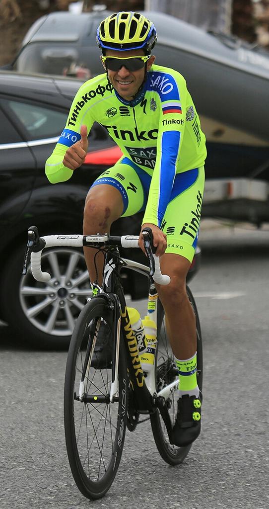 albertocontador's tweet photo. Calentando motores! Warming-up. @giroditalia #-2days #Sanremo http://t.co/YpA8R7mMtn