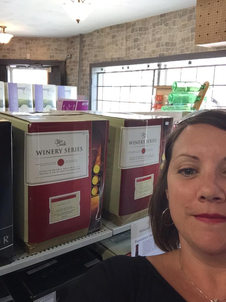 jody_macA's tweet photo. Premium wine for $8 a bottle and no mess at home. Yes please! @rjscraftwine #Blog4Wine http://t.co/nXWOwxYaLS