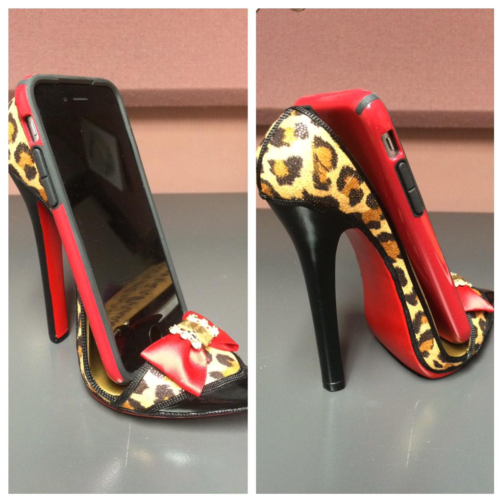 MaraCharlamb's tweet photo. Love my UPS shoe phone holder #WPOConf @WomenPresidents @lcserway @AnneMessenger @UPS http://t.co/xgP8e9q72u