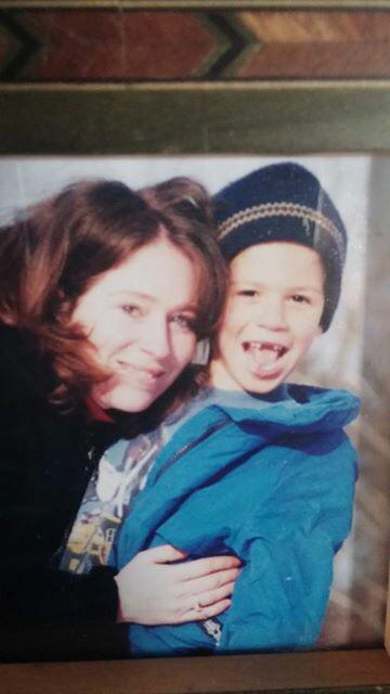 Revex's tweet image. Pic of my birth mom and me haha. Only time I've ever seen her when I was 5.