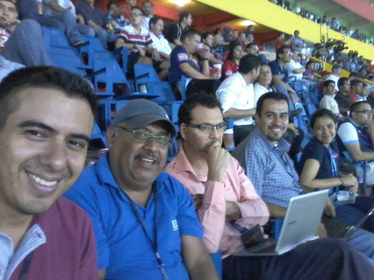 celvides's tweet photo. Siempre un gusto compartir en el trabajo con colegas y amigos de @EDHdeportes #repechaje #FASALI #Cuscatlan http://t.co/ruqA6nhYJs