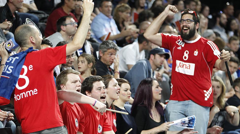 psghand's tweet photo. Merci @le8emehomme qui a soutenu le #psghand durant 60 minutes dans l'immense Park&Suites Arena !
#MAHBPSG http://t.co/7hBnl9sOUk