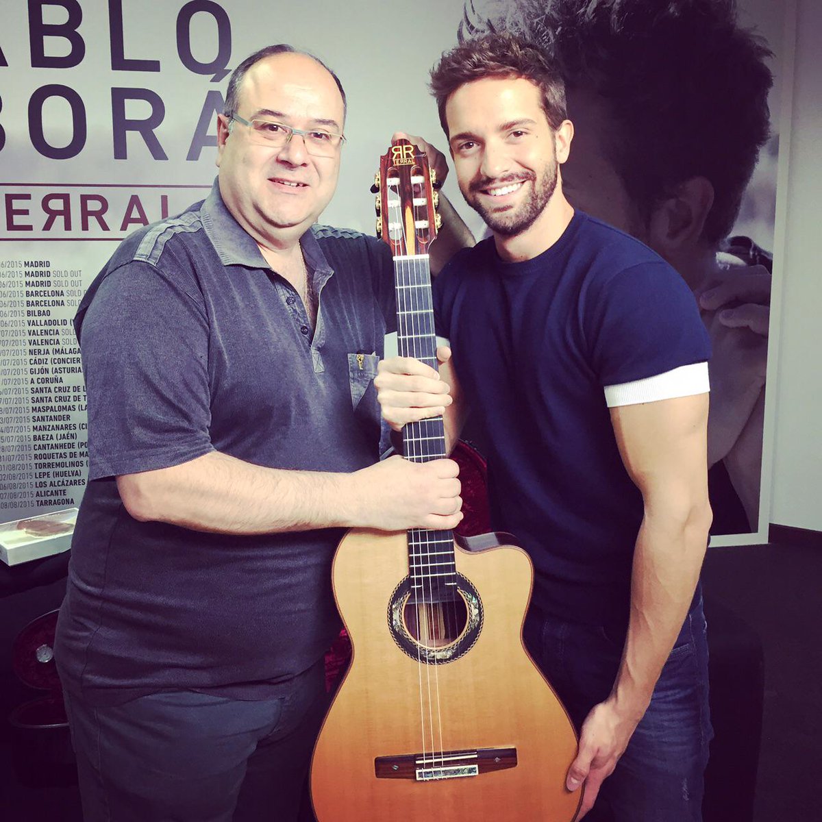 CarrilloGuitars's tweet photo. Una foto muy especial para mí // A very special photo for me
Gracias // thanks @pabloalboran http://t.co/yjJj7wIT19