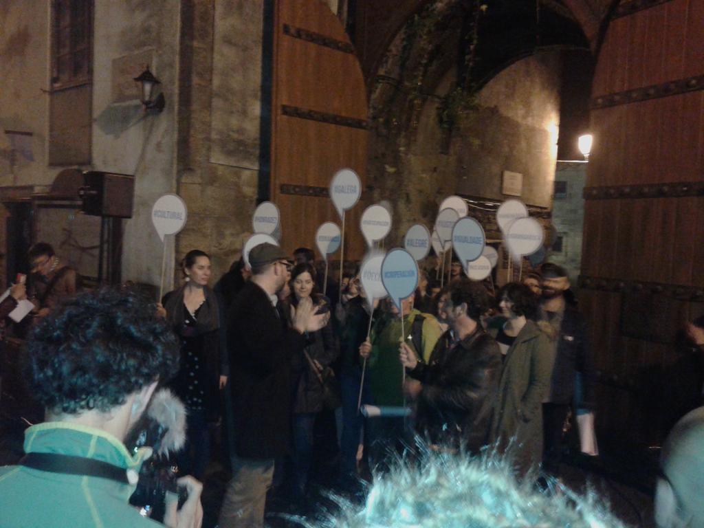 EUCompostela's tweet photo. Comeza o acto inicio de campaña de #CA #13Chaves #Movámonos #QueConcelloQueres @Yolanda_Diaz_ http://t.co/L6X0zRvVpI
