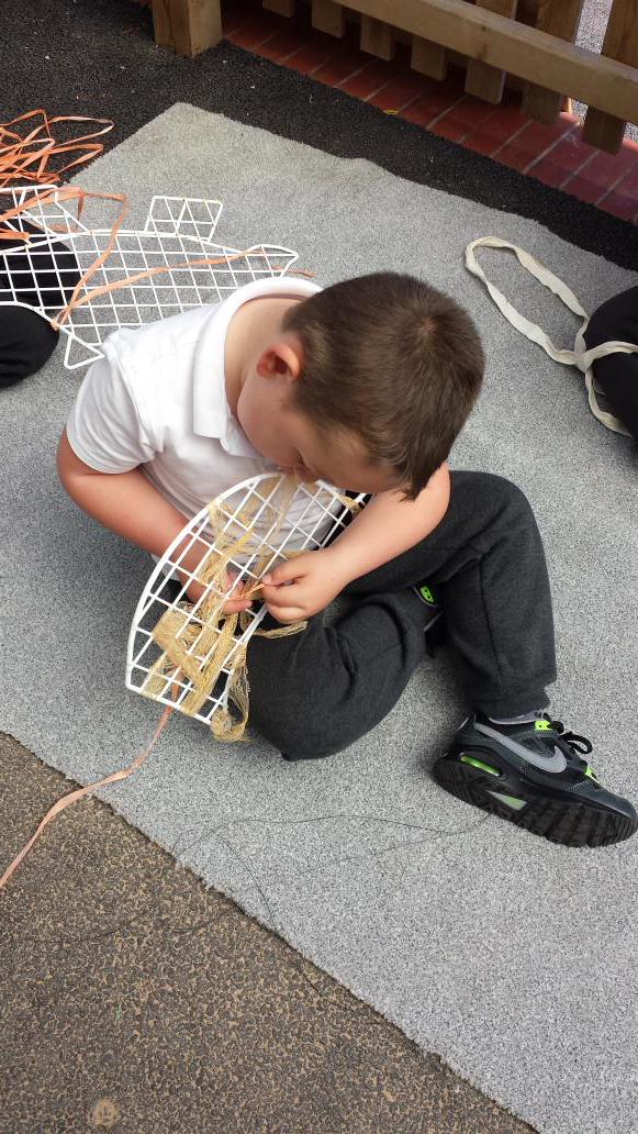 MissAJLuke's tweet image. @BarrowIslandSch Fun in the sun weaving in Reception this afternoon #deepconcentration