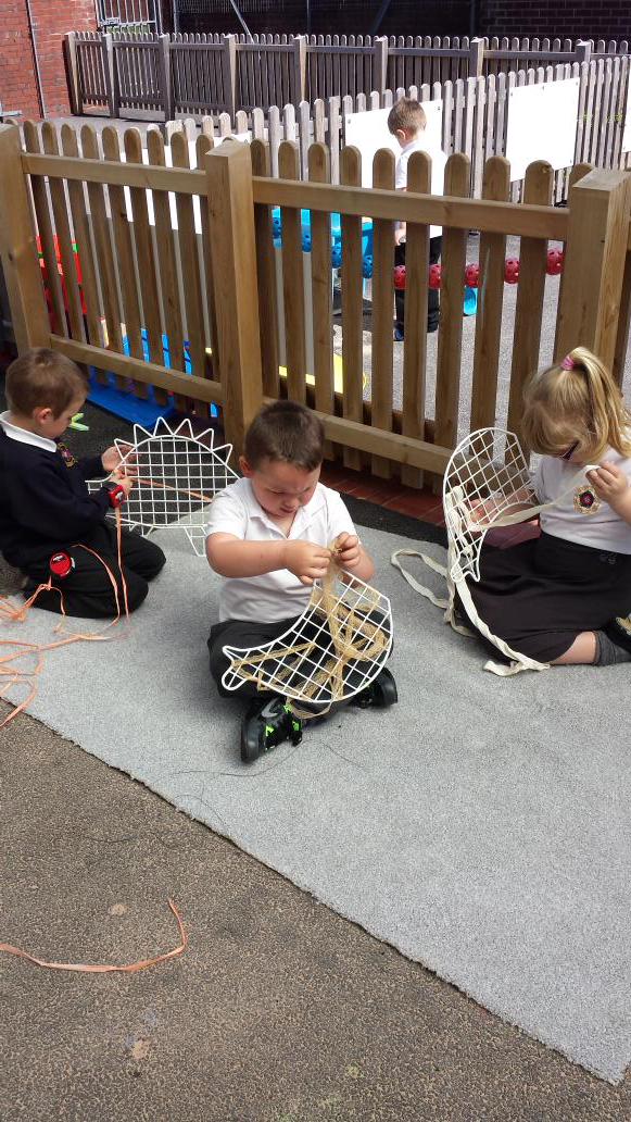 MissAJLuke's tweet image. @BarrowIslandSch Fun in the sun weaving in Reception this afternoon #deepconcentration