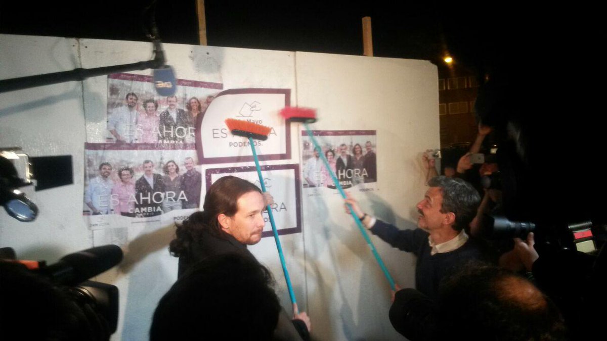 PODEMOS's tweet photo. .@Pablo_Iglesias_ y @JoseManuel_Lop pegando carteles #HaciaEl24M http://t.co/LsNSrHgVG3