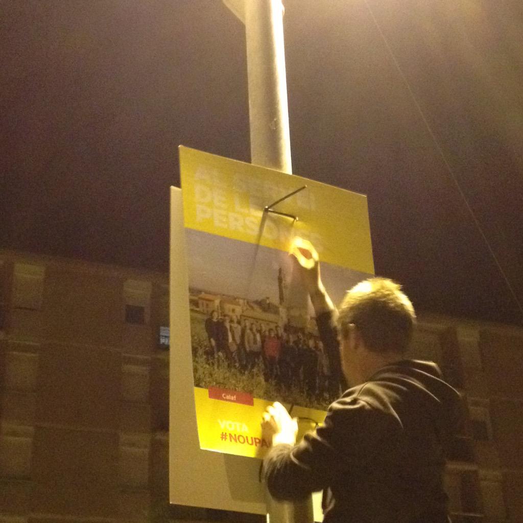 JuntsPerCalaf's tweet photo. Primers cartells penjats. Campanya iniciada #JuntsperCalaf #alserveidelespersones #NouPaís http://t.co/zKDwblnNaS