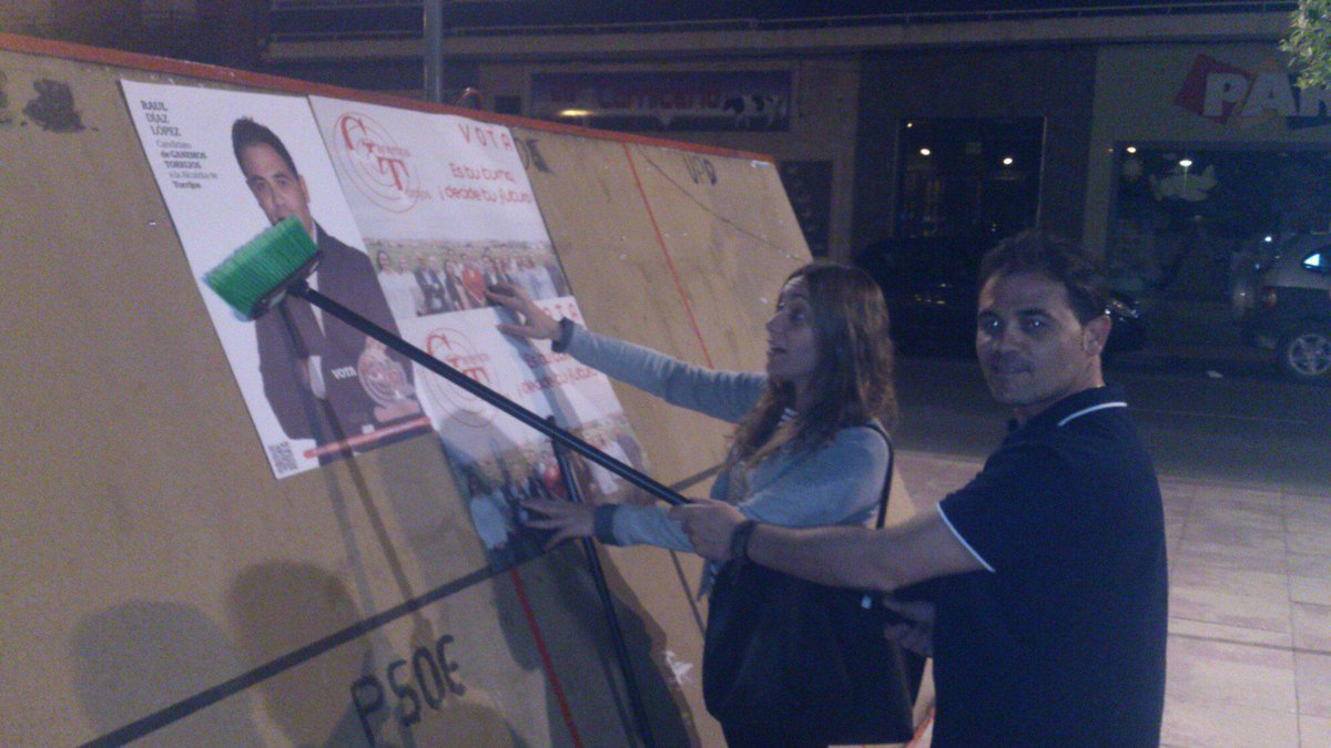 Empezamos la campaña, primera pegada de carteles.