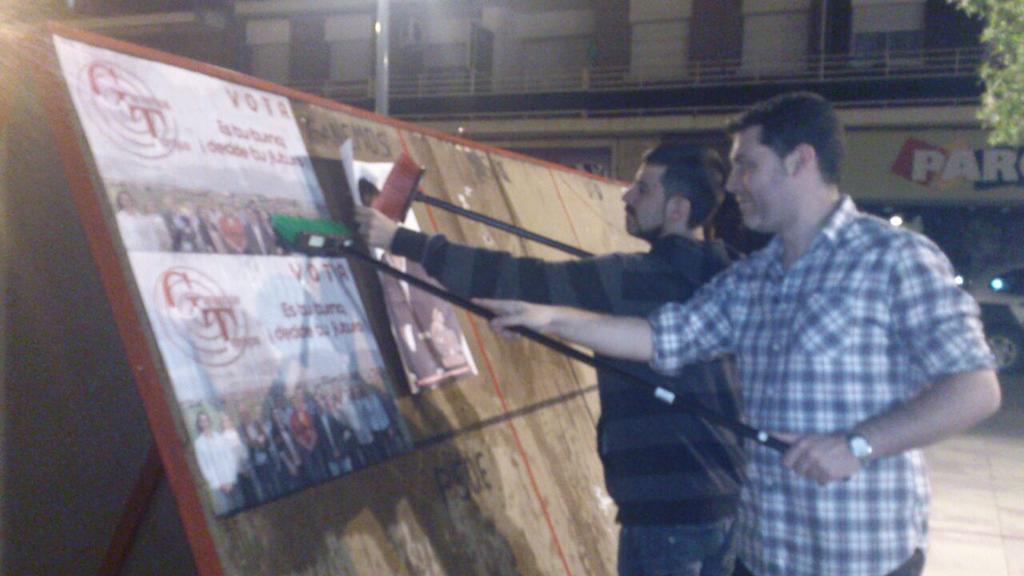 Ahora <a href="/acarrasco85/">Angel</a> y <a href="/Enri_Kuervo/">Enrique Testillano</a> pegando carteles