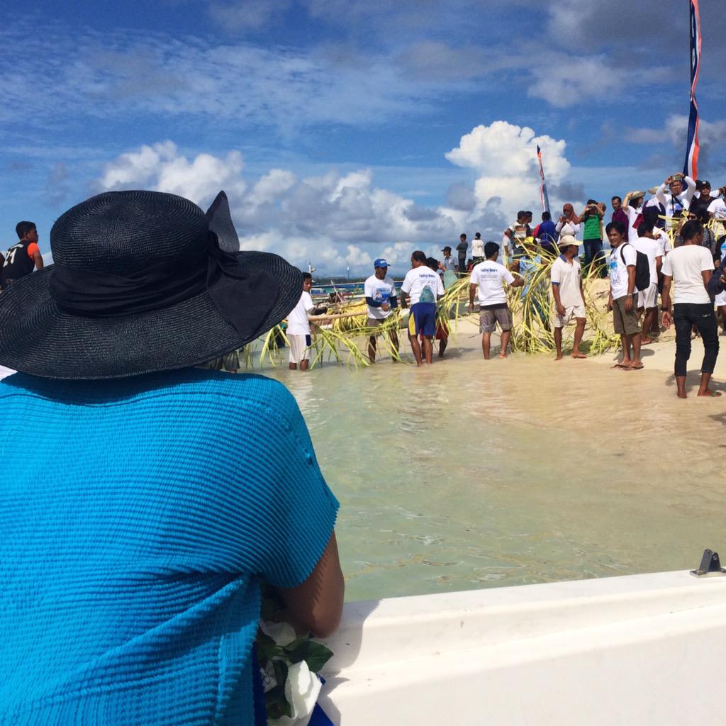 Upacara adat Mane'e di Talaud dimulai dgn pelepasan &amp; pemasangan janur sepanjang 3000 m! Panjang sekali!