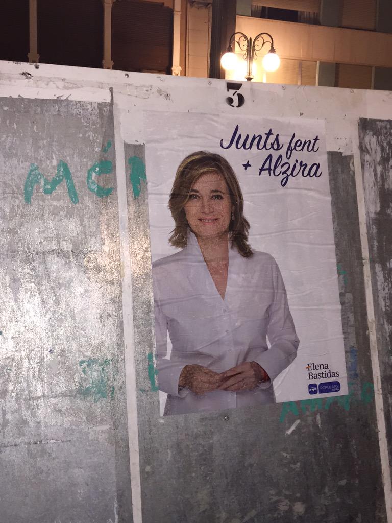 AHCamarasa's tweet photo. Penjà de cartells #AlziraConElena #JuntsFemMesAlzira  #VitaminaE @PPAlzira  @NNGGAlzira http://t.co/lXexHvhpb7