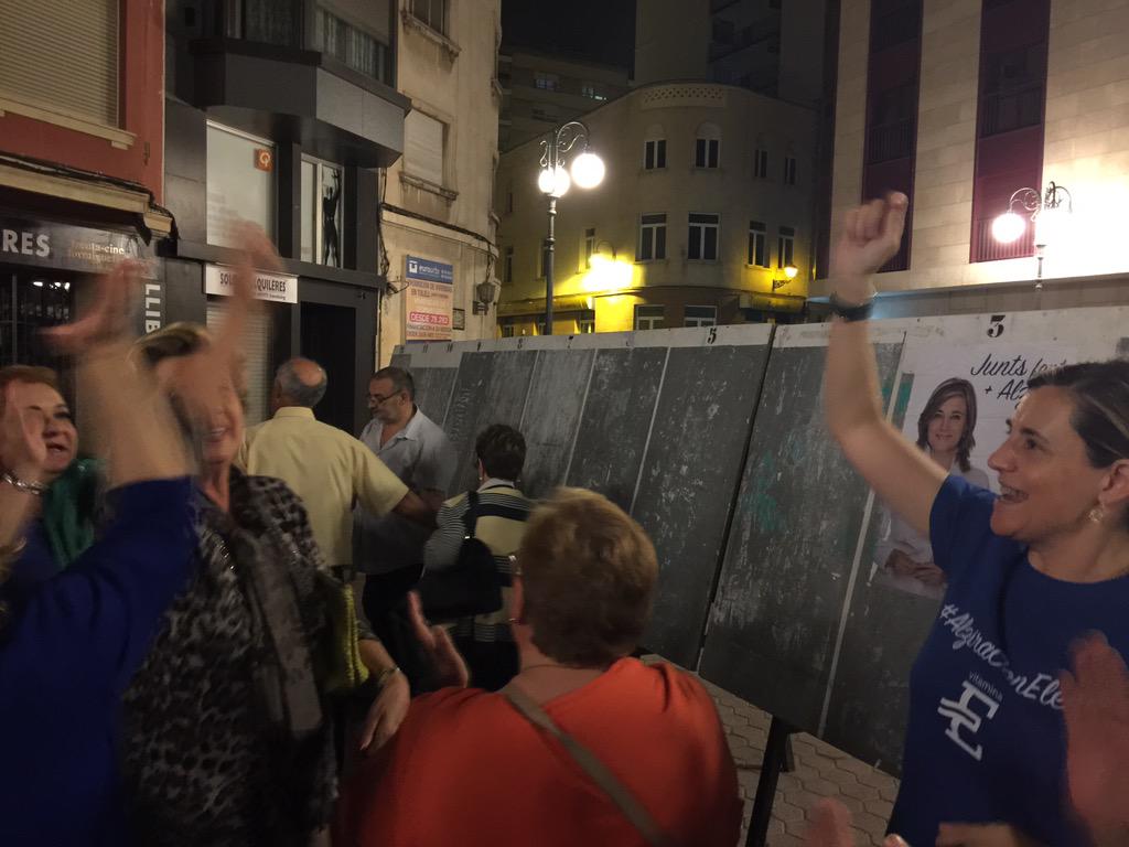 AHCamarasa's tweet photo. Penjà de cartells #AlziraConElena #JuntsFemMesAlzira  #VitaminaE @PPAlzira  @NNGGAlzira http://t.co/lXexHvhpb7