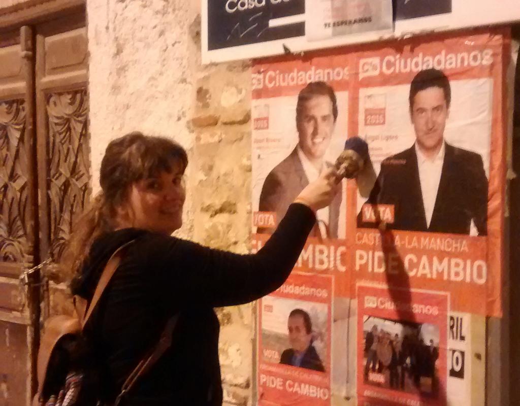 ArgamasillaCs's tweet photo. #TourNaranja En la pegada de carteles @Cs_CLM http://t.co/YAsGpiZKTd