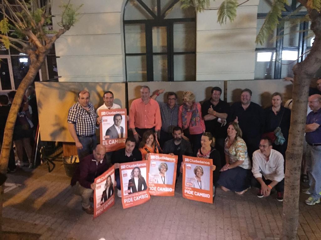CiudadanosDenia's tweet photo. Ya estamos en marcha! Somos @CiudadanosCs y somos el cambio!! #DéniaPideCambio http://t.co/UgZssnfnIs