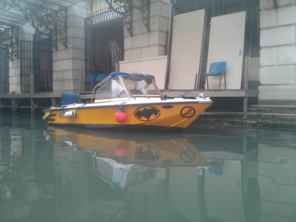 VeniceByWater's tweet photo. #Batman alla #BiennalediVenezia 

#batkayak o #batbarchino? http://t.co/lb8IgTlNn7