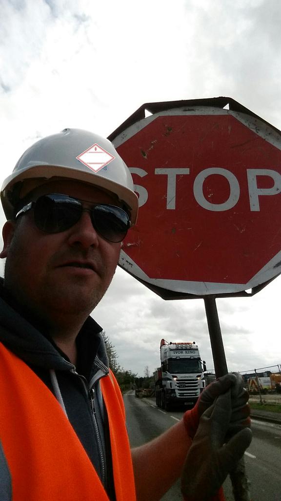 Scotty2681's tweet image. I dont mind what I do on site. Somedays youve just got to give them a hand. @jimbo_clarke @JoeS1989  #StopGo