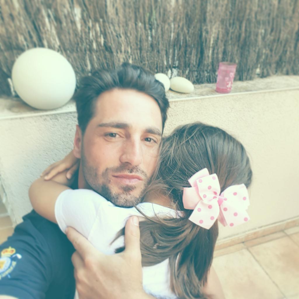 David_Busta's tweet photo. Hace mucho que no subo una foto para deciros simplemente que soy #Feliz...Os deseo lo mejor!Con mi #MiniYo #Daniella http://t.co/cqu7GGph7q