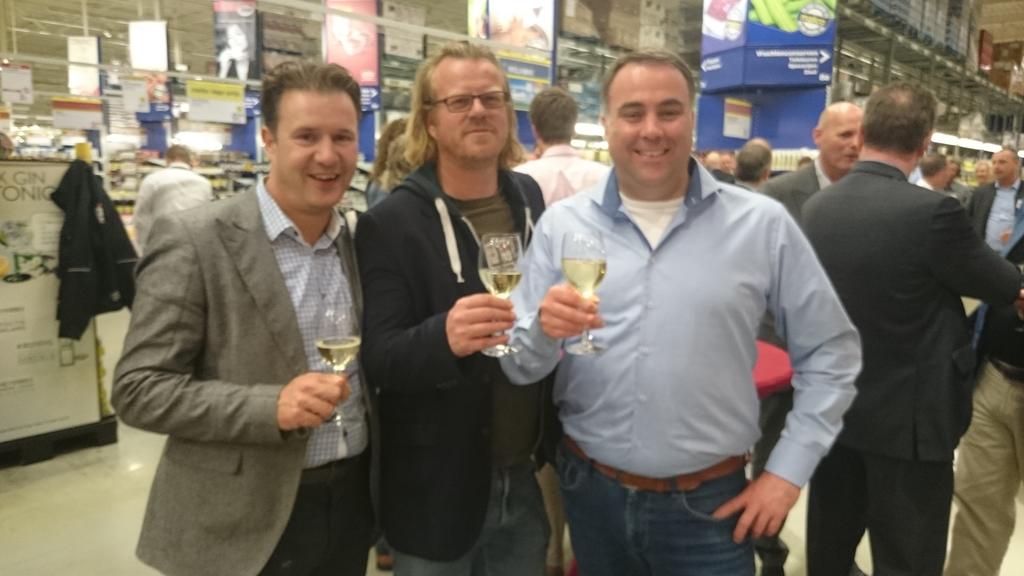 frisohuizinga's tweet photo. Leuke bedrijfsborrel @OVIJmond gehad met @mikeebr @printecnl @martijncm @TenMediaNL middenin @makro_nl Beverwijk. http://t.co/VsUysi4kx9