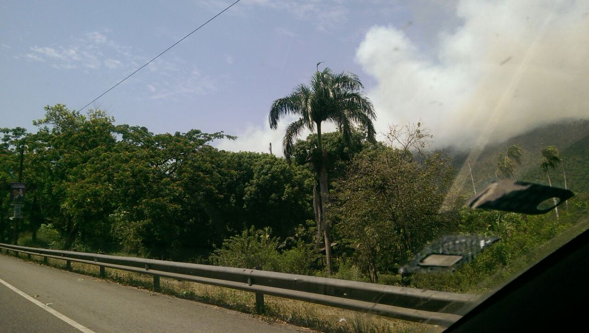 AmeliaDeschamps's tweet photo. ATENCIÓN @ambienterd!!!
Se detecta posible #FuegoForestal en #LomaMiranda! 
Imágenes de las 11am. @ProcuraduriaRD http://t.co/B3wGYB1AEL