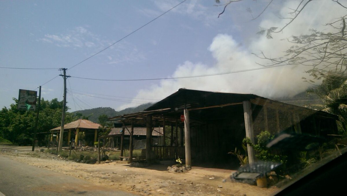 AmeliaDeschamps's tweet photo. ATENCIÓN @ambienterd!!!
Se detecta posible #FuegoForestal en #LomaMiranda! 
Imágenes de las 11am. @ProcuraduriaRD http://t.co/B3wGYB1AEL