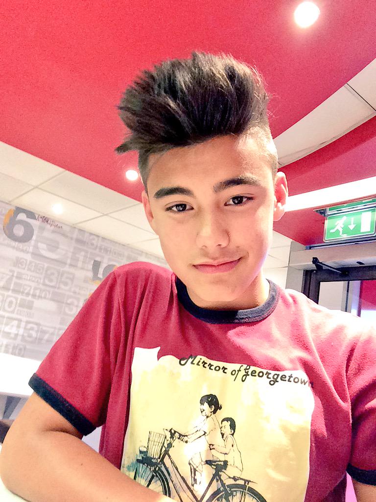 baileymay's tweet photo. KFC for dinner 😋 http://t.co/CRpYfdcm8P