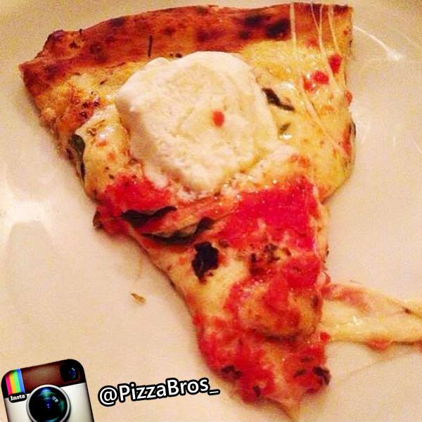 pizzabros's tweet photo. Que tal uma paradinha nesta quinta feira para um pedaço de pizza? #pizzabros http://t.co/PE01YKC8iJ