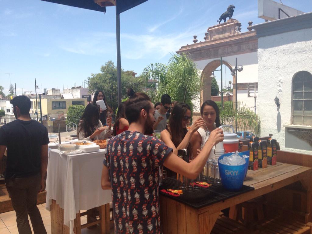 HilarioMX's tweet photo. ¡Ya están aquí los modelos de #MMRunway #CapitalModel y #BlinkModel!, hospitality oficial @Rhino_Leon ¡bienvenidos! http://t.co/eRAhE4JlLm