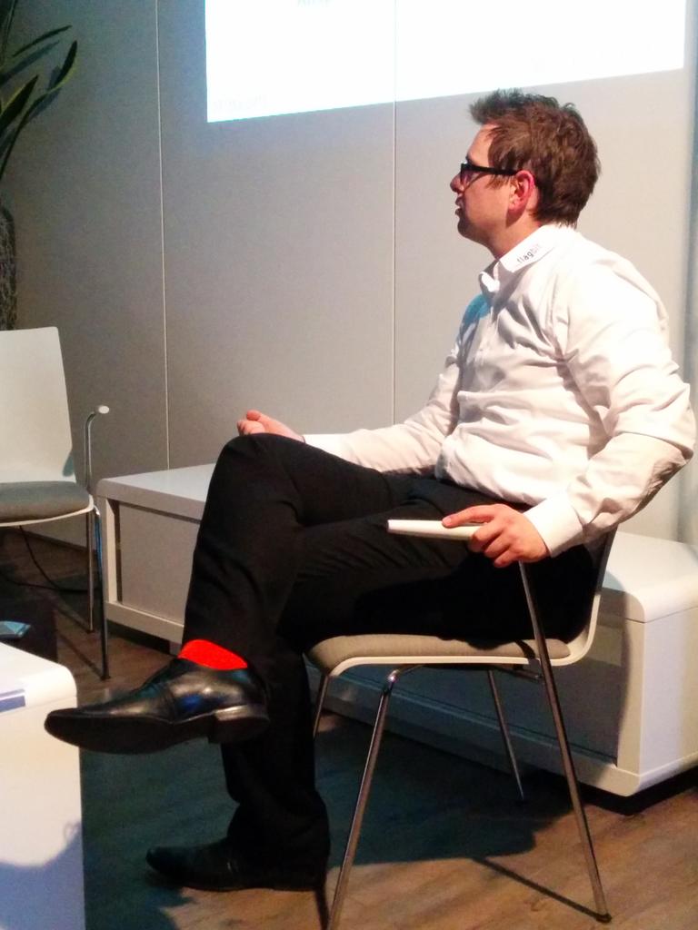 flagbit's tweet photo. Er lebt die Brand. @drlrdsen mit #magento  -farbenen Socken beim #ecommka http://t.co/5hLzTQ14RW