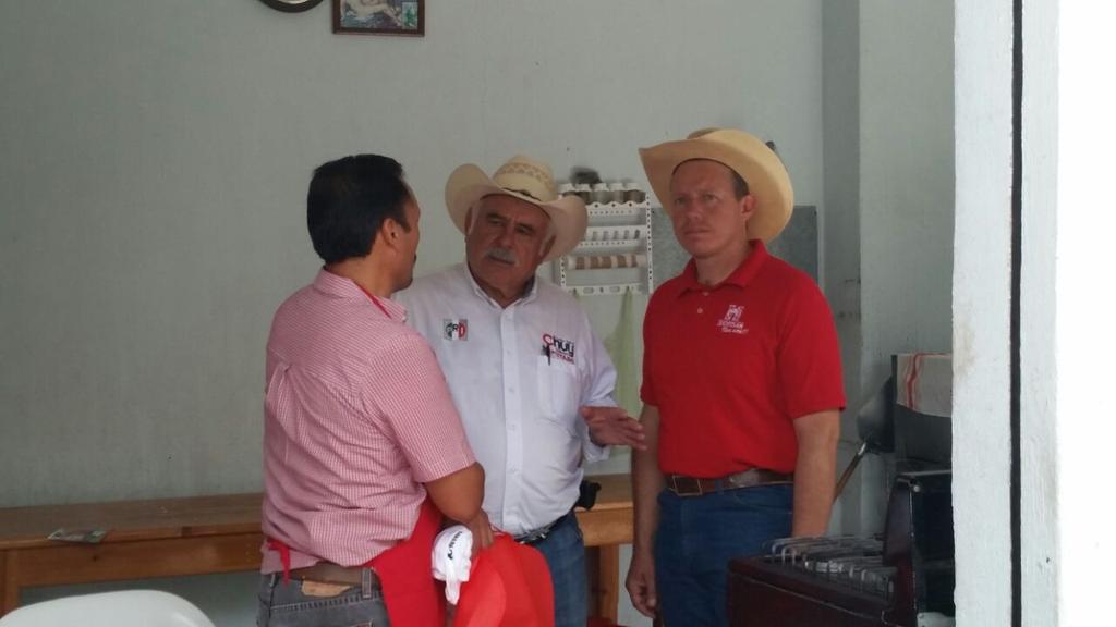 ChuyZuniga_'s tweet photo. Visitando el mpio. de Juchitlan en compañia de nuestro amigo Francisco Covarrubias, #TrabajamosPensandoEnTi http://t.co/1Q4pKyGyea