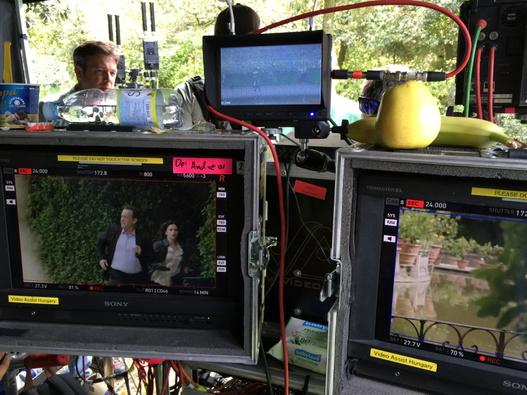 Director's monitor - #BobliGardens #Florence <a href="/tomhanks/">Tom Hanks</a> &amp; @felicityjones for #InfernoMovie
