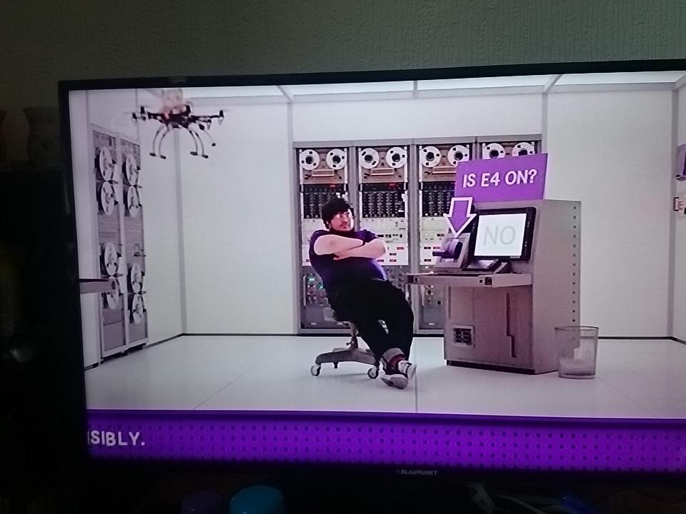 MissHazelRose's tweet photo. #E4shutdown I don't know why I'm watching this but it's so entertaining 😂😂😂 #HoverCat! http://t.co/ZWUi8UXoEH
