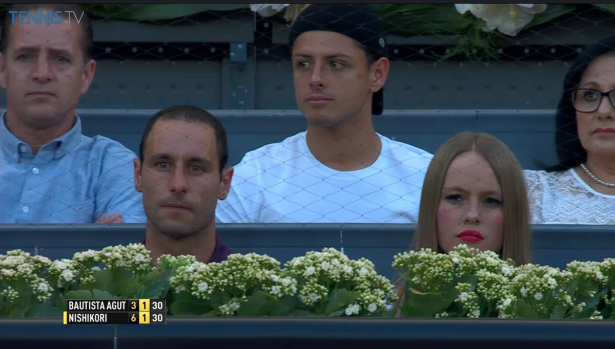 AbiertoTelcel's tweet photo. El Chicharito viendo el partido de Nishikori vs. Bautista Agut en Madrid. ⚽️🎾 @CH14_ http://t.co/rhJgmPkGmB