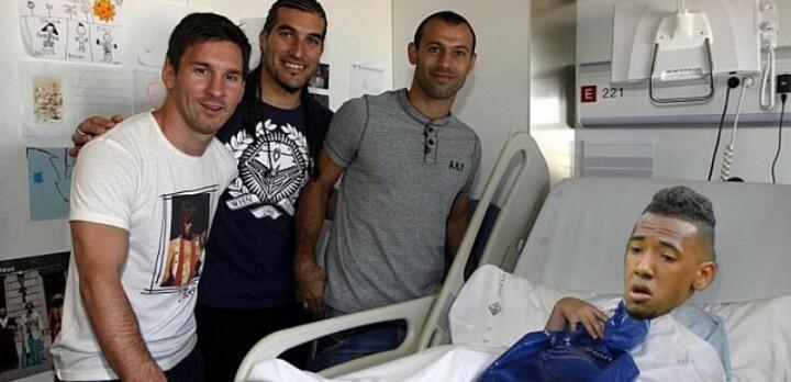 El gesto de Messi visitando a Boateng después de romperle la cadera. Que grande.