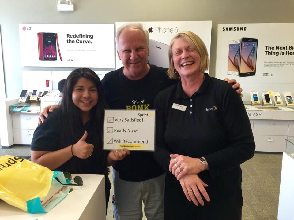 McHenryFoneZone's tweet photo. Bundling up an iPad with his iPhone, making him another very satisfied customer. #GettingBetterEveryday @Sprint http://t.co/0X5geHELlF