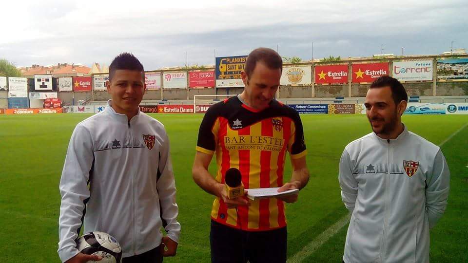 Catalonia_CF's tweet photo. El nostre jugador Kevin Ivan que va marcar el 1r hat-trick de la historia del club i el nostre capita Sergi Soler http://t.co/56TE2ZYMjh