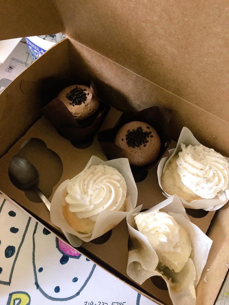 alsheeler's tweet photo. The way to a girls heart! I hope destination imagination team does a great job at nationals! #yum #scratchcupcakery http://t.co/cb6HP3IUwi