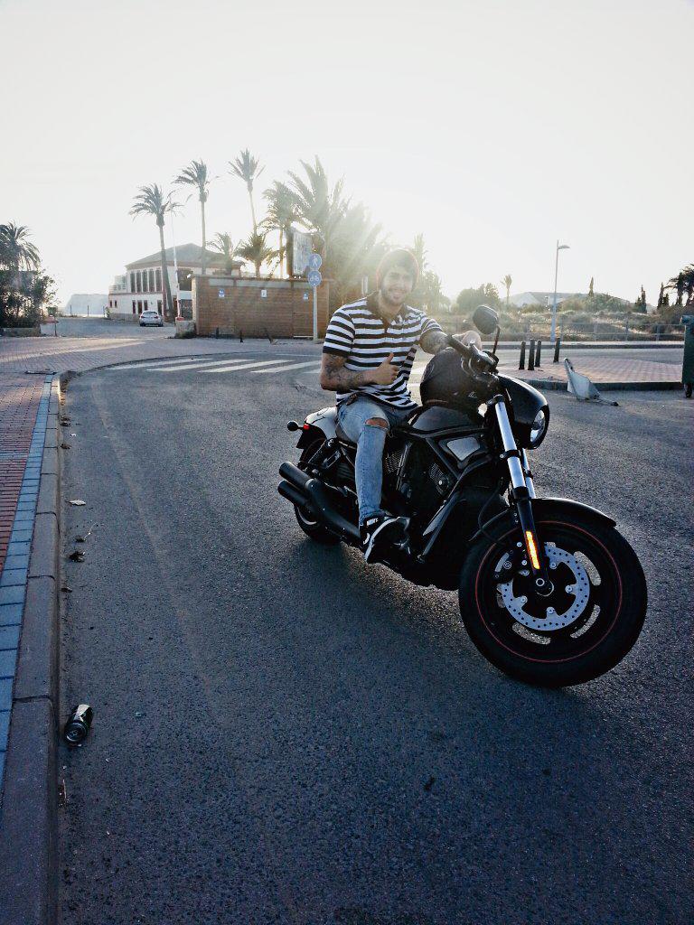 IvanGranK's tweet photo. Dicen que no tienes una moto hasta que no tienes una HARLEY.
Mi nueva muñeca
 #harleydavidson #V-rod #Special #night http://t.co/orysXeGn8j
