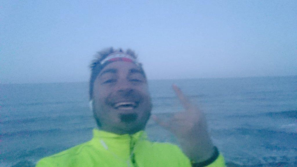 valentisanjuan's tweet photo. Corriendo la maratón del 4o Ironman con estas vistas en Marina d'Or dirección puerto de Oropesa :)) #LaTitanYPaCasa http://t.co/3ffX433zuM