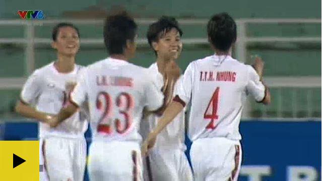 BBCMOTD's tweet photo. Watch a Vietnamese player score two corners in one game using both feet http://t.co/hX2LUmXgt4 http://t.co/fUyIfHbGRZ