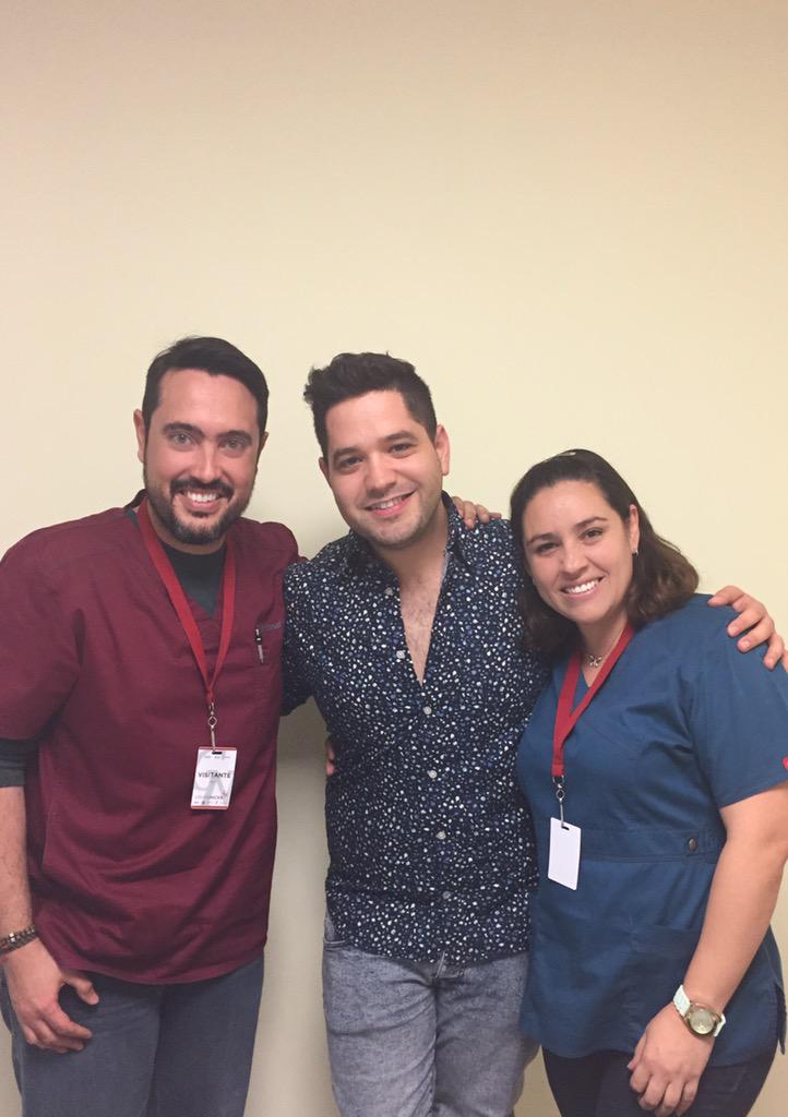 josemapino's tweet photo. Que se note la emoción de un súper fan de madura edad por su foto con  @gwabiR . Gracias por todo http://t.co/YsHEDDB8zz