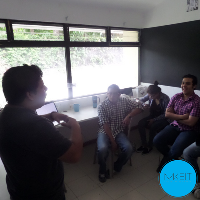 MAKEIT_Agency's tweet photo. @wanmendoza brinda concisiones sobre el tema desarrollado. #TeamMakeIt #beMakeIt #SoyMakeIt http://t.co/yTCXEpGYzV