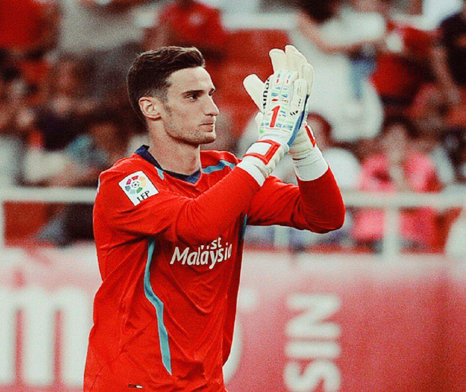 PorterosdeEspa's tweet photo. @sergiorico25 (21 años) empezó el curso jugando con el filial...hoy es clave en unas semifinales europeas. PORTERAZO http://t.co/fyigWs6Jql