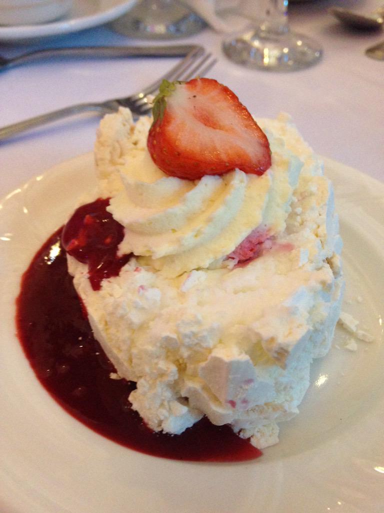 YE_Source's tweet photo. @YE_NI knows how to make a dessert 😍 #YEA #CelebrateSuccess2015 http://t.co/QIxdFIPLoN